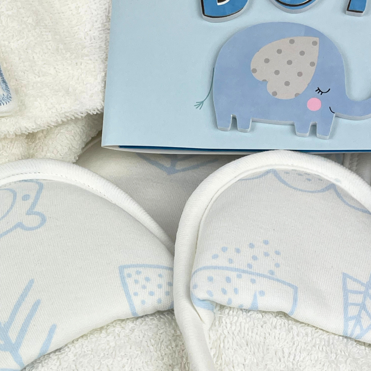 Baby Geschenkset zum 1. Geburtstag oder zur Geburt – 4-teiliges Badeset mit Bademantel, Kapuzenhandtuch, Waschhandschuh und Hausschuhen in rosa Geschenkbox