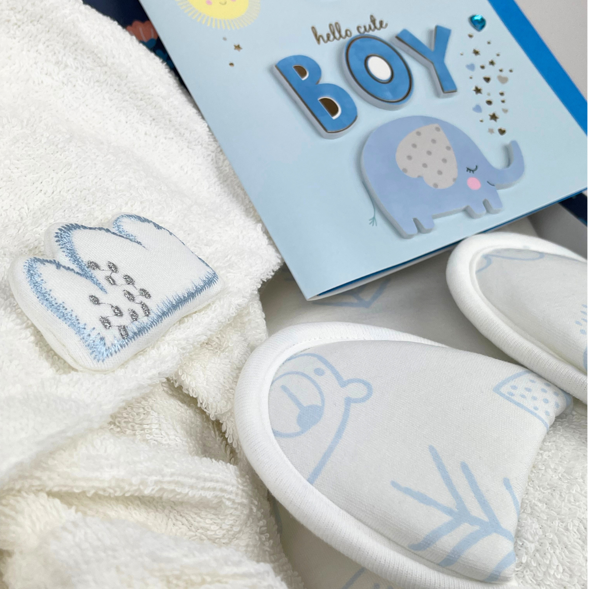 Baby Geschenkset zum 1. Geburtstag oder zur Geburt – 4-teiliges Badeset mit Bademantel, Kapuzenhandtuch, Waschhandschuh und Hausschuhen in rosa Geschenkbox