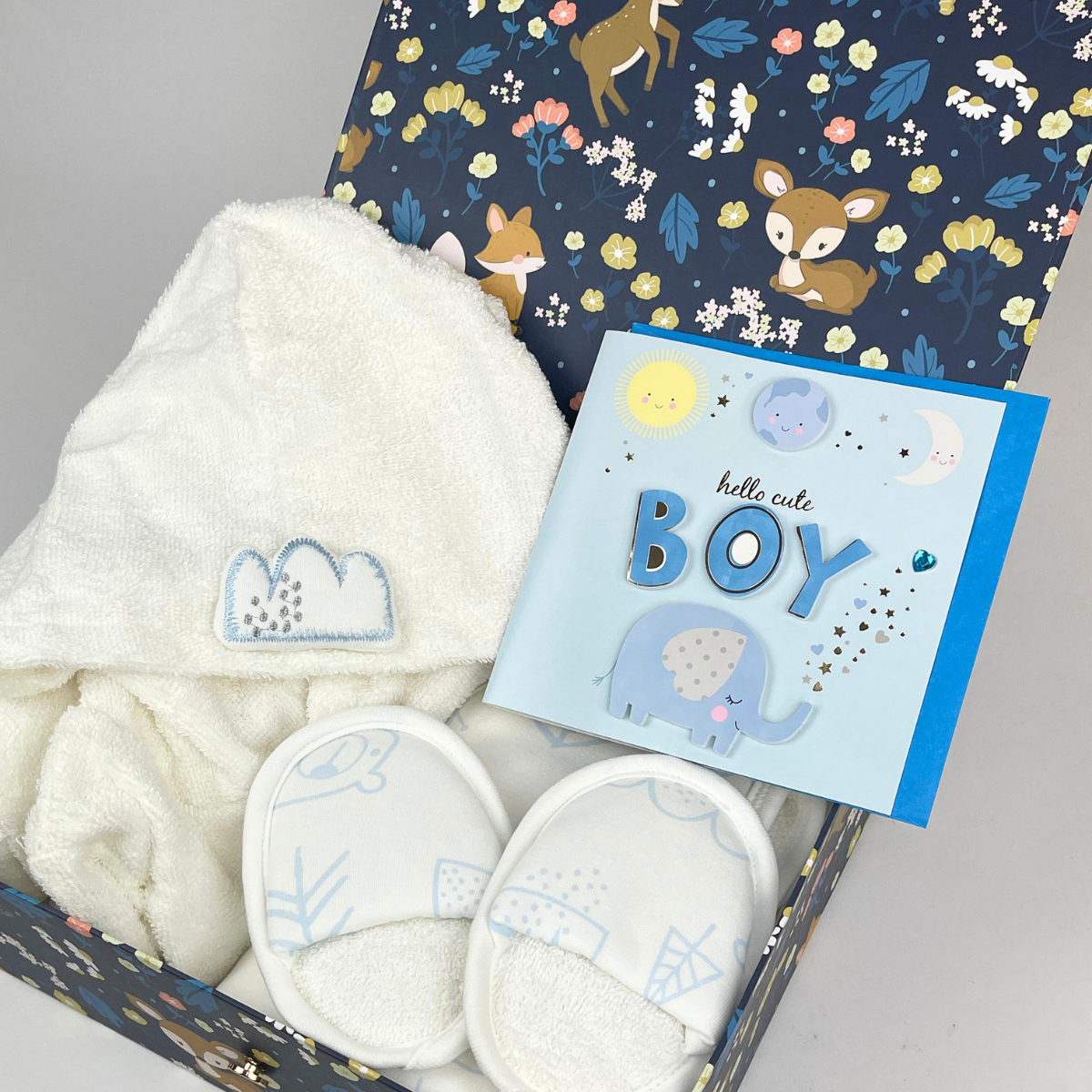 Baby Geschenkset zum 1. Geburtstag oder zur Geburt – 4-teiliges Badeset mit Bademantel, Kapuzenhandtuch, Waschhandschuh und Hausschuhen in rosa Geschenkbox
