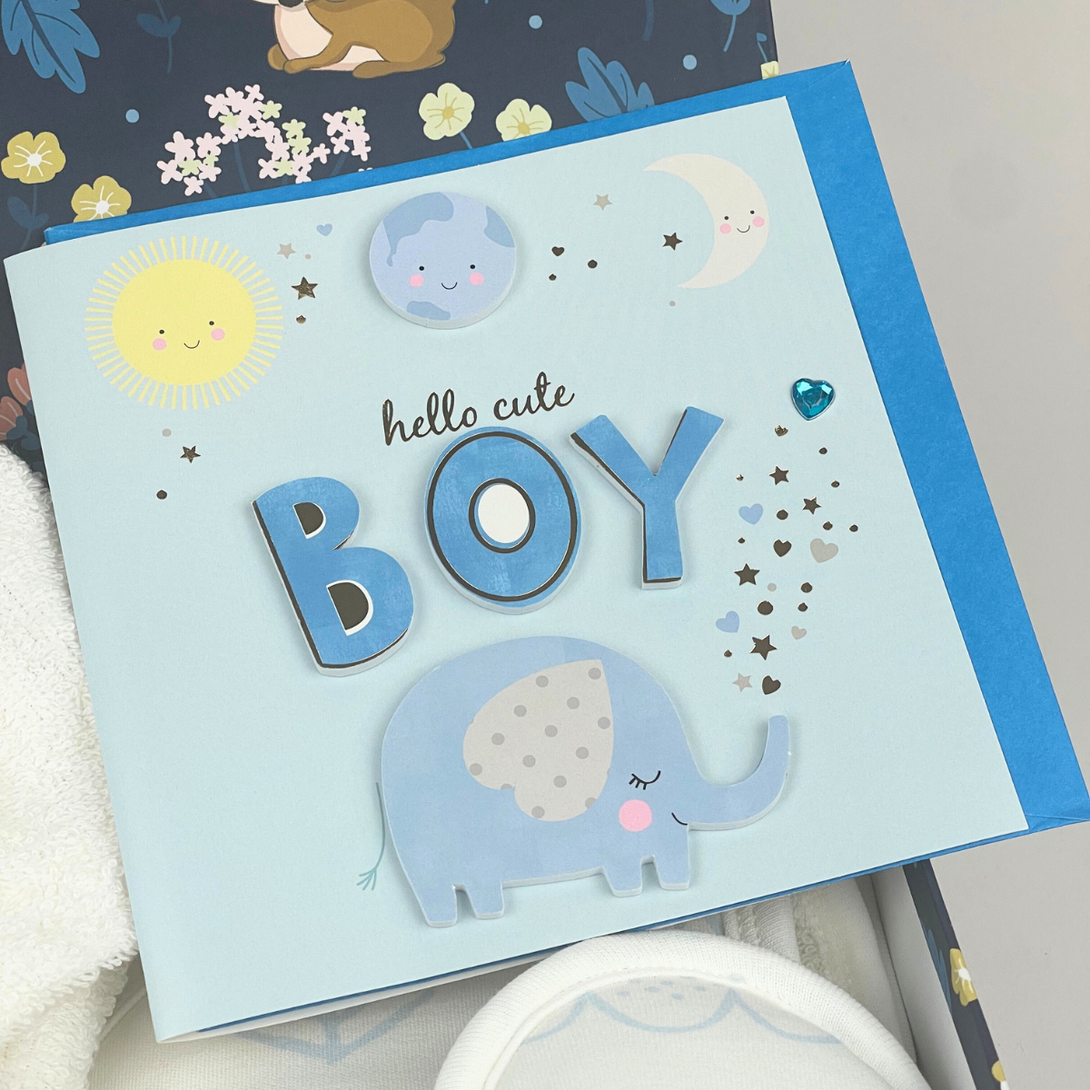 Baby Geschenkset zum 1. Geburtstag oder zur Geburt – 4-teiliges Badeset mit Bademantel, Kapuzenhandtuch, Waschhandschuh und Hausschuhen in rosa Geschenkbox