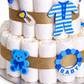 Handgefertigte Windeltorte mit goldfarbenem Band und blauer Babydekoration