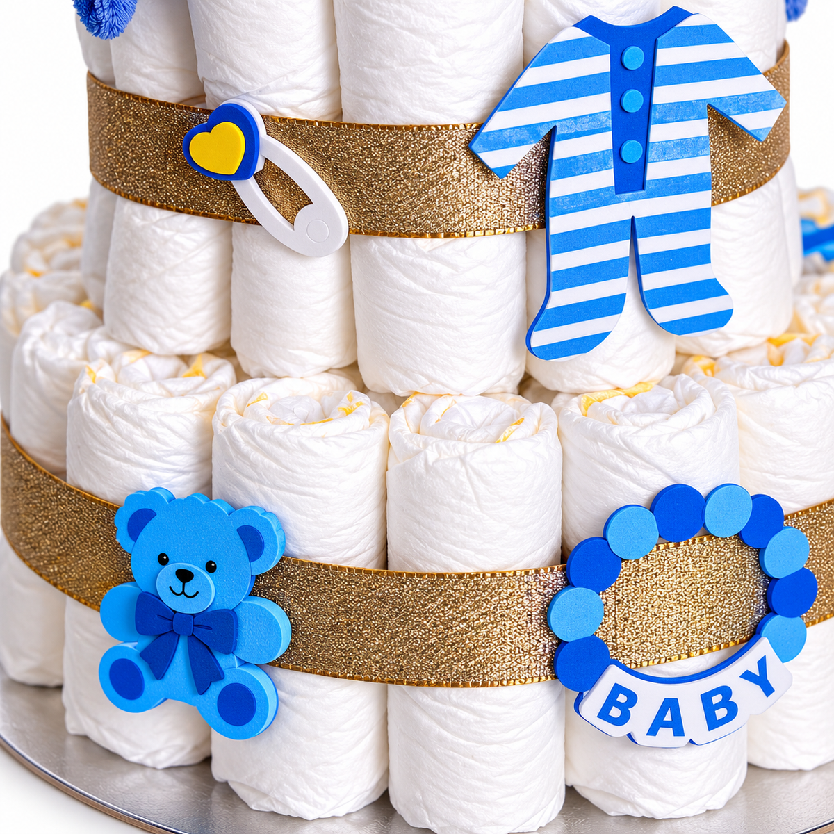 Handgefertigte Windeltorte mit goldfarbenem Band und blauer Babydekoration