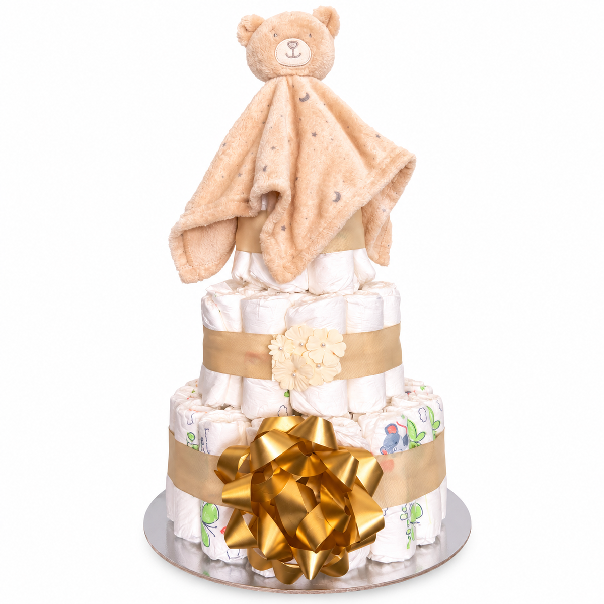 Beige Windeltorte mit Teddy-Schmusetuch und goldener Schleife als Geschenk zur Geburt