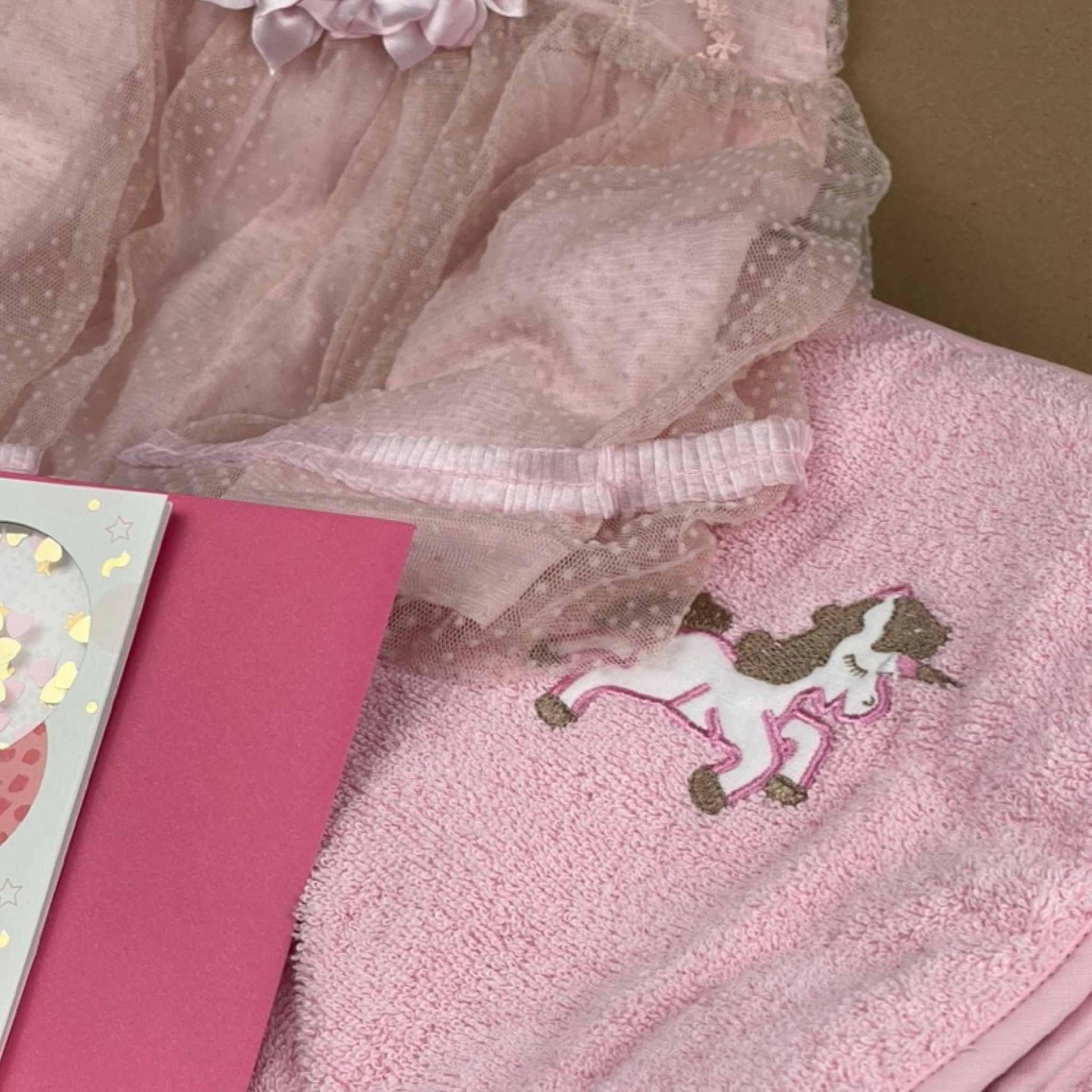 baby_geschenk_mädchen_babykleid_kapuzentuch.jpg